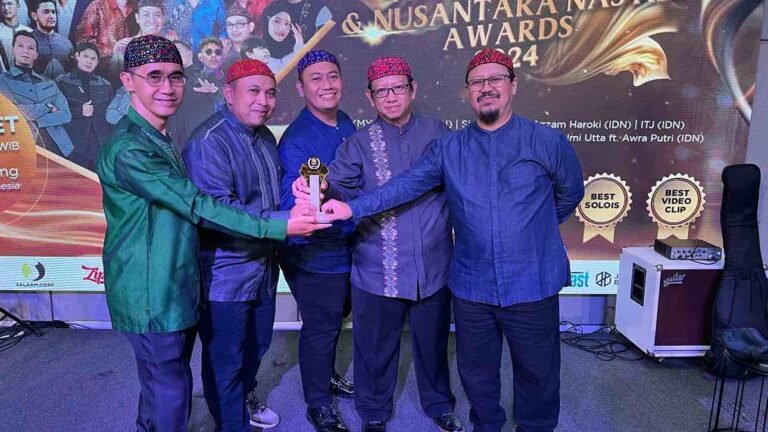 Grup Nasyid Snada meraih penghargaan Lifetime Achievement Award pada Konser Nasyid Antar Bangsa, digelar di Gedung SMI Semarang, Sabtu malam (2/3/2024).