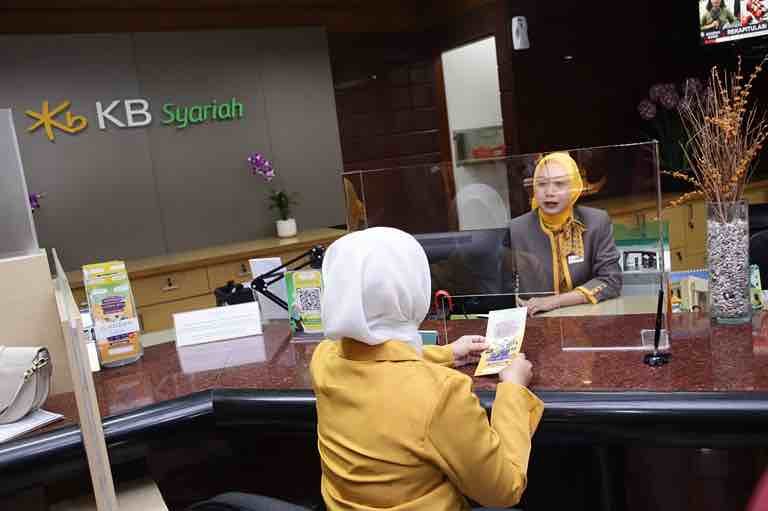 Rebranding Ceremony, KB Bukopin Syariah Ubah Merek dan Logo Perusahaan
Telah dibaca : 833 Kali.
Memperkuat branding dan menanamkan image Korea Best (KB), PT Bank KB Bukopin Syariah resmi mengubah nama merek dan logo perusahaan menjadi KB Bank Syariah.