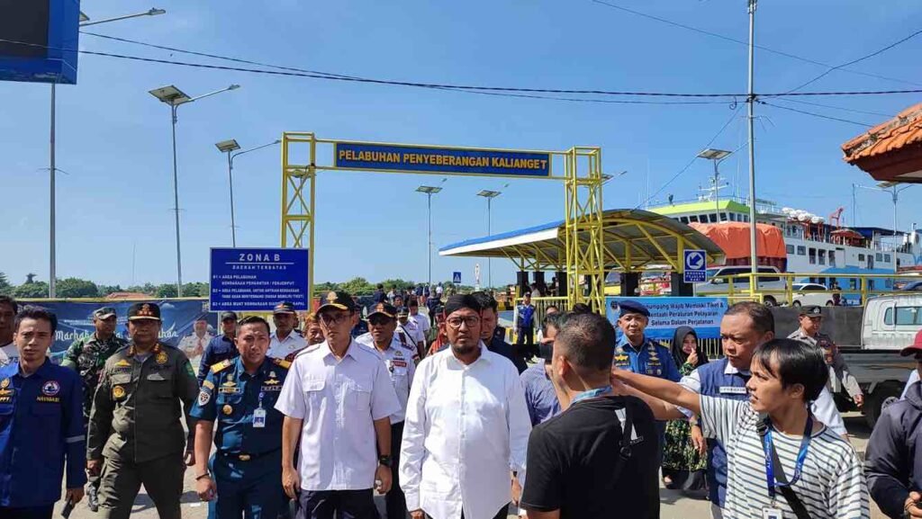Dirjen Hubla Tinjau Arus Mudik di Pelabuhan Kalianget Jatim Dirjen Perhubungan Laut (Hubla) Kementerian Perhubungan (Kemenhub) Capt. Antoni Arif Priadi, melakukan pengecekan kesiapan sarana dan prasarana transportasi di Pelabuhan Kalianget Jawa Timur.