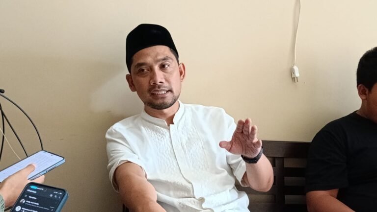 Pemerintah Kota Samarinda Kalimantan Timur (Kaltim) telah mengeluarkan surat edaran terkait larangan pelaksanaan takbiran keliling menggunakan kendaraan pada malam perayaan Idulfitri 2024.