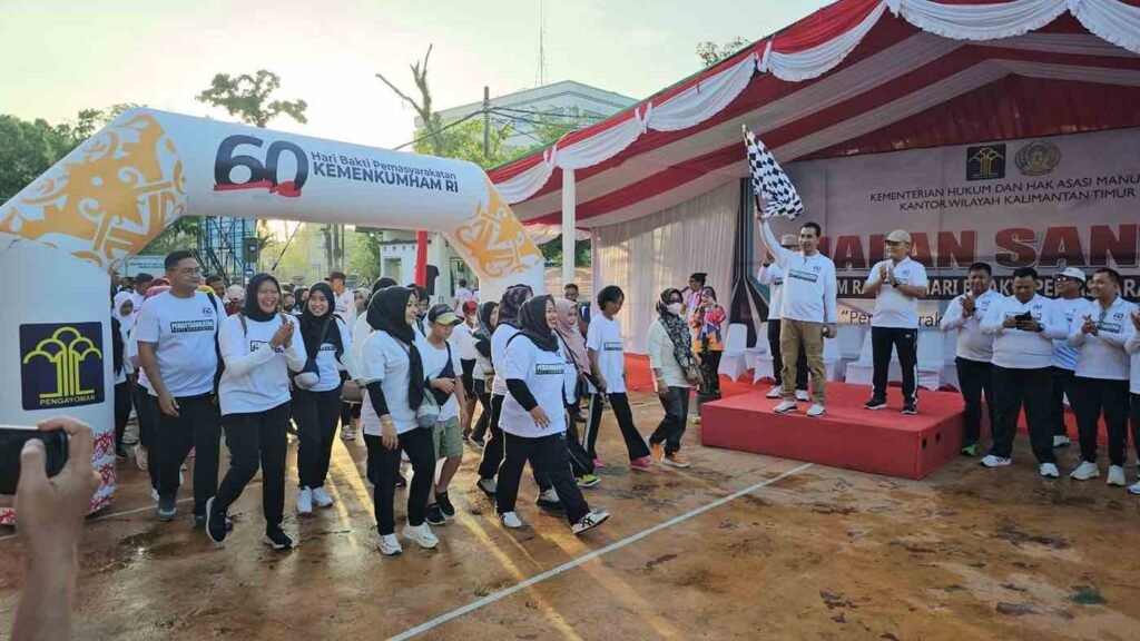 Memeriahkan puncak Hari Bhakti Pemasyarakatan (HBP) Ke-60, Kanwil Kemenkumham Kalimantan Timur (Kaltim) mengadakan jalan santai bersama di halaman pepan kantor wilayah Kemenkumham Kaltim, Jumat, (26/04/2024).