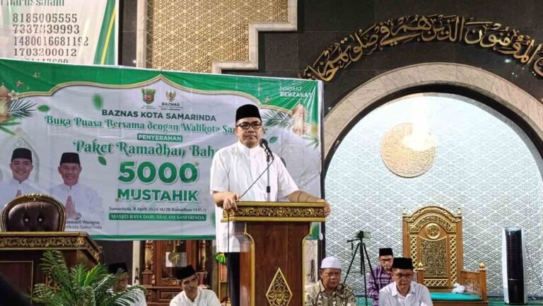 Badan Amil Zakat Nasional (Baznas) Kota Samarinda membagikan paket Ramadan bahagia kepada 5000 mustahik di Kota Samarinda di Masjid Raya Darussalam Samarinda Kalimantan Timur (Kaltim), Senin (8/4/2024).