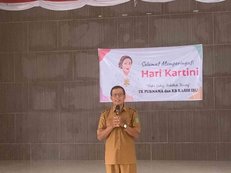 Kepala Desa (Kades) Perangat Selatan, Kukar Kaltim, Sarkono mengatakan momentum peringatan Hari Kartini yang jatuh setiap tanggal 21 April penting untuk memanamkan pengetahuan bagi anak-anak mengenai sejarah Kartini.