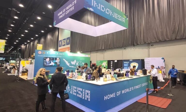 Specialty Coffee Produk UMKM Binaan BNI Xpora, Tembus Pasar Amerika
Telah dibaca : 787 Kali.
UMKM kopi Indonesia go global, dengan ikut pameran kopi terbesar di Amerika Serikat. PT Bank Negara Indonesia (Persero) atau BNI Kantor Luar Negeri New York, bersama Xpora, membawa kopi Indonesia ke pameran kopi di Amerika Serikat.