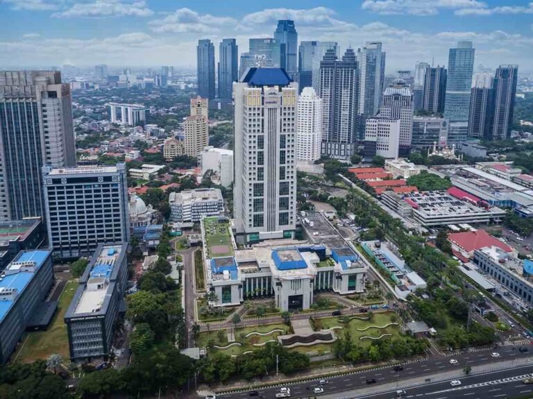Corporate Secretary Bank Mandiri Teuku Ali Usman, memastikan kondisi likuiditas Bank Mandiri masih solid, meski fluktuasi nilai tukar, yang disebabkan oleh gejolak ekonomi dan geopolitik saat ini.