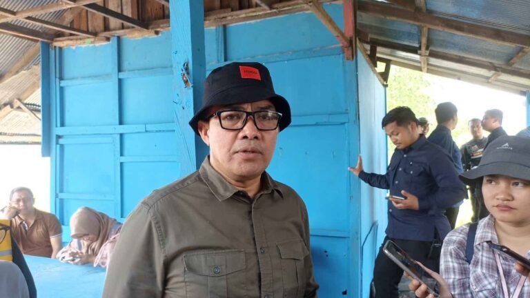 Wali Kota Tinjau 2 Lokasi Lahan Pembangunan Pelabuhan Baru di Palaran Samarinda
Telah dibaca : 943 Kali.
Wali Kota Samarinda Andi Harun beserta jajaran pemerintah kota melakukan kunjungan ke PT Pelabuhan Samudera Palaran yang berlokasi di Jalan Diponegoro, Sabtu (20/4/2024).