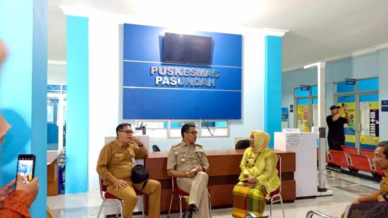 Wali Kota Samarinda bersama jajaran Pemerintah Kota melakukan inspeksi mendadak (sidak) ke beberapa pelayanan publik, Senin (22/4/2024).