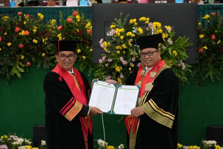 Usai resmi dikukuhkan sebagai Profesor Kehormatan Bidang Ilmu Hukum Fakultas Hukum Universitas Islam Sultan Agung (Unissula) Semarang, Rektor Unissula Prof Gunarto memberikan wejangan kepada Akmal Malik.