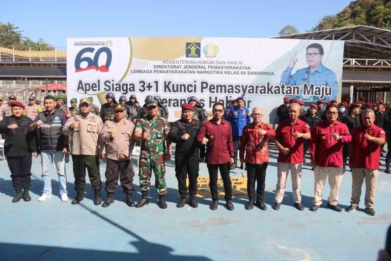 Persiapan menyambut Hari Raya Idul Fitri 1445 H, Kepala Kantor Wilayah Kemenkumham Kalimantan Timur (Kaltim) Gun Gun Gunawan memimpin Apel Siaga 3+1 Kunci Pemasyarakatan Maju Berantas Halinar, di Lapas Narkotika Kelas IIA Samarinda, Jumat (5/4/2024).