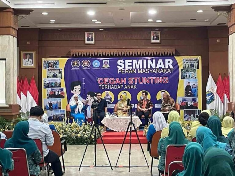 IKWI Berkolaborasi dengan Tim Penggerak PKK Jakarta Barat Gelar Seminar Stunting
Telah dibaca : 738 Kali.
Mendukung program pemerintah yang menargetkan penurunan stunting hingga 14 persen, Ikatan Keluarga Wartawan Indonesia ( IKWI) Koordinatoriat Jakarta Barat, gandeng Tim Penggerak PKK Jakarta Barat (Jakbar) menggelar seminar stunting.