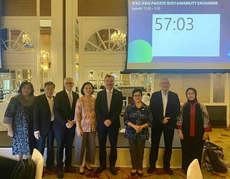 Dalam meningkatkan tata kelola industri jasa keuangan, Otoritas Jasa Keuangan (OJK) terus berupaya mendorong penguatan peran profesi penunjang sebagai bagian dari implementasi three lines model.