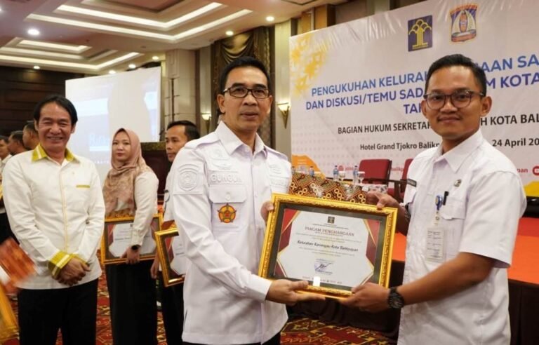 12 Kelurahan Sadar Hukum Kota Balikpapan Dikukuhkan Kakanwil Kemenkumham Kaltim
Telah dibaca : 748 Kali.
Kantor Wilayah (Kanwil) Kemenkumham Kalimantan Timur (Kaltim) bersama Badan Pembinaan Hukum Nasional dan HAM RI serta Pemerintah Kota Balikpapan mengadakan Pengukuhan Kelurahan Sadar Hukum dan Temu Sadar Hukum Kota Balikpapan Tahun 2024, di Aula Hotel Grand Tjokro Balikpapan, Rabu (24/4/2024).