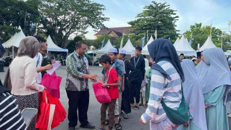 Wali Kota Samarinda Kalimantan Timur (Kaltim) Andi Harun melalui Asisten I Ridwan Tassa ecara resmi menutup Wisata Belanja Ramadan 2024 di area parkir Gedung Olahraga (GOR) Segiri, Jumat (5/4/2024).
