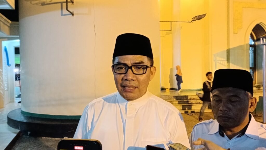 Masjid Raya Darussalam yang terletak di Jalan KH. Abdullah Marisie No. 1, Pasar Pagi Samarinda Kalimantan Timur akan menjalani renovasi maksimal setelah lebih dari dua puluh tahun tidak tersentuh.