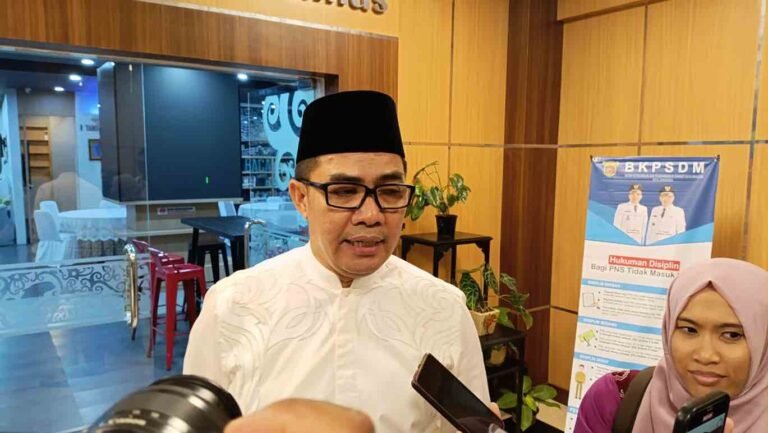 Andi Harun Ingatkan Paguyuban Tidak Terlibat Langsung Politik Praktis
Telah dibaca : 762 Kali.
Wali Kota Samarinda Andi Harun menekankan pentingnya organisasi masyarakat atau paguyuban untuk memusatkan perhatian pada kegiatan sosial dan budaya daripada politik praktis.