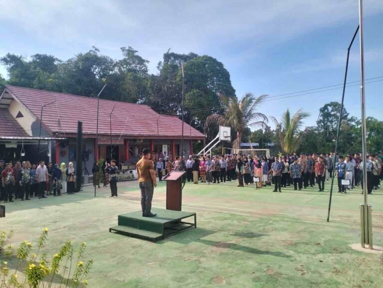 Memperingati Hari Kartini yang bertepatan pada Minggu 21 April, SMKN 18 Negeri Kota Samarinda merayakan peringatan ini dengan mengadakan upacara Bendera Merah Putih, di Halaman Sekolah, Senin (22/4/2024).