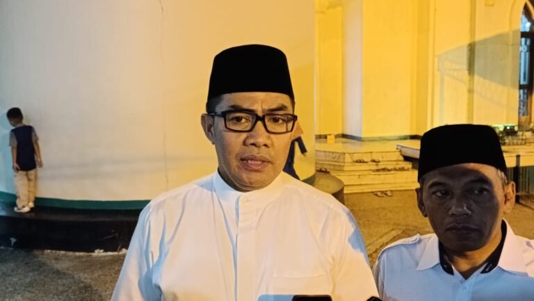 Samarinda Masih Punya Tugas Mensejahterakan 49 Ribu Masyarakat Miskin
Telah dibaca : 812 Kali.
Wali Kota Samarinda Andi Harun mengungkapkan kejanggalan dalam data penerima bantuan miskin yang menunjukkan adanya pejabat dan warga kategori mampu yang tidak seharusnya terdaftar sebagai penerima bantuan.