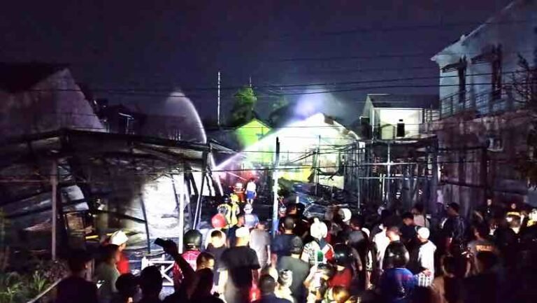 Hari Lebaran Idulfitri ke-2, sebuah musibah kebakaran melanda kawasan Jalan Teuku Umar, Gang 01 RT36, Kecamatan Sungai Kunjang, Kota Samarinda, tepatnya di sebelah Gedung DPRD Kalimantan Timur pada Kamis malam (11/4/2024) sekitar pukul 19.25 WITA.