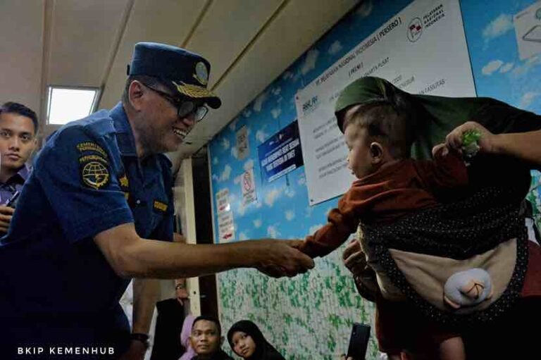 Kementerian Perhubungan (Kemenhub) menggelar program Mudik Gratis Kapal Laut bagi pemudik sepeda motor yang mau naik kapal laut.
