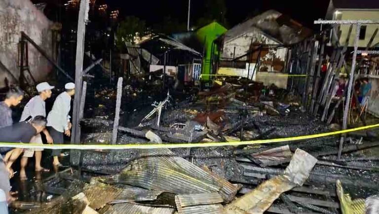 Musibah kebakaran terjadi di kawasan pemukiman padat penduduk di Jalan Teuku Umar Gang 01, RT 36, Kelurahan Lok Bahu Sungai Kunjang Samarinda, Kalimantan Timur (Kaltim) Kamis (11/4/2024) malam pukul 19.25 Wita.