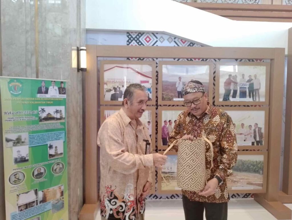 Dalam kunjungannya pada Pameran dan Ekshibisi Hari Kearsipan Nasional (HKN) Ke-53, Kepala Arsip Nasional Republik Indonesia (ANRI) Imam Gunarto mengungkapkan kekurangan serius tenaga arsiparis di Indonesia.