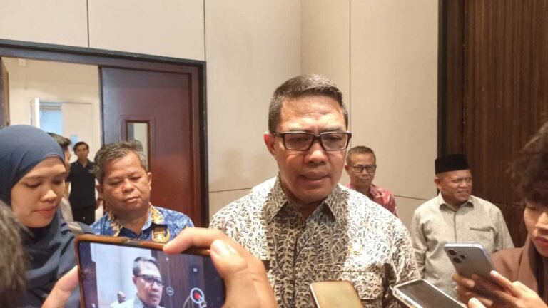 Renovasi ruang kerja wali kota di Balai Kota Samarinda alami keterlambatan pengerjaan. Andi Harun menegaskan bahwa proses pengerjaan harus diselesaikan kontraktor pada bulan Juni 2024 mendatang.