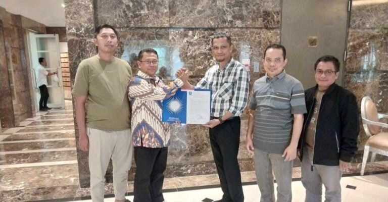 Ketua Komisi II DPRD Kalimantan Timur (Kaltim) dan Ketua Plt. Golkar Samarinda Nidya Listiyono resmi menerima surat tugas dari Partai Amanat Nasional (PAN).