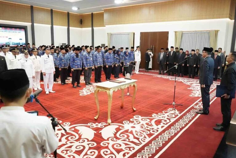 Wali Kota Samarinda Lantik Ulang 148 Pejabat Administrasi dan 8 Pimpinan Tinggi Pratama
Telah dibaca : 881 Kali.
Wali Kota Samarinda Kalimantan Timur (Kaltim) Andi Harun melantik ulang 148 jabatan administrasi dan 8 pejabat pimpinan tinggi pratama setelah sebelumnya pelantikan pada 22 Maret 2024 dibatalkan karena adanya Surat Edaran (SE) dari Menteri Dalam Negeri (MENDAGRI).