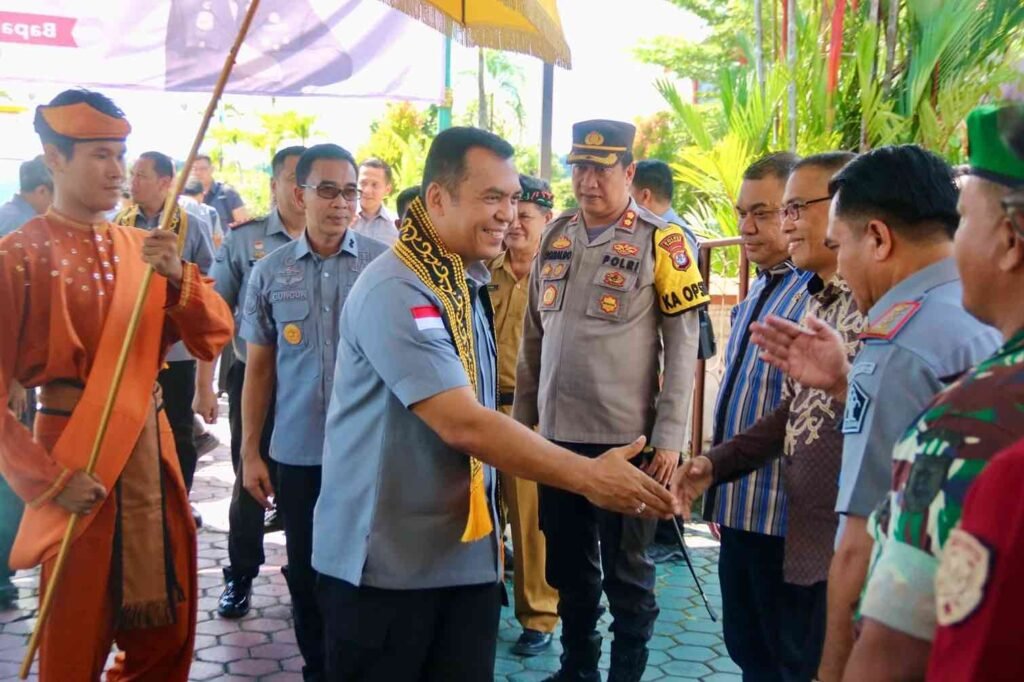 Kepala Kantor Wilayah Kemenkumham Kaltim Gun Gun Gunawan didampingi Gubernur Provinsi Kalimantan Utara, Zainal Arifin Paliwang, Kepala Divisi Keimigrasian Said Noviansyah, Kepala Unit Pelaksana Teknis (Ka-UPT) serta stakeholder terkait menyambut kedatangan Direktur Jenderal Imigrasi Silmy Karim, beserta rombongan di Bandara Internasional Juwata Tarakan, Selasa (14/5/2024).