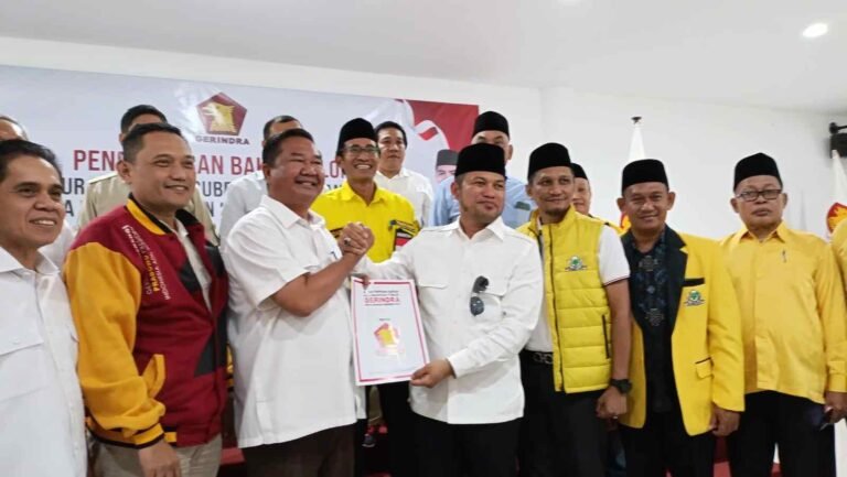 Sebagai Bacakada Pilgub, Rudy Mas’ud Harap Golkar Bisa Berkoalisi Kembali dengan Gerindra
Telah dibaca : 798 Kali.
Bakal Calon Kepala Daerah (Bacakada) untuk Pemilihan Gubernur (Pilgub) Provinsi Kalimantan Timur (Kaltim) Rudy Mas'ud dari Partai Golkar secara resmi menyerahkan formulir pendaftaran ke Dewan Pimpinan Daerah (DPD) Partai Gerindra Kaltim, Sabtu (18/5/2024).