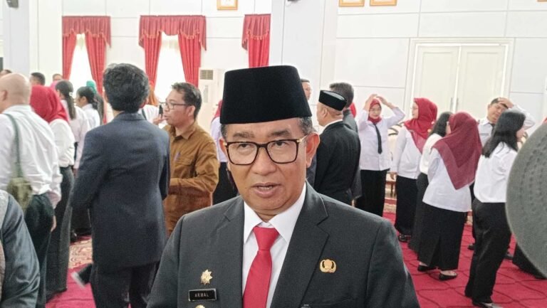 Penjabat (Pj) Gubernur Kalimantan Timur (Kaltim) Akmal Malik melantik dan mengambil sumpah jabatan sebanyak 5.013 Pegawai Pemerintah dengan Perjanjian Kerja (PPPK) dan 50 Pejabat Manajerial (Administrator dan Pengawas) di lingkungan Pemerintah Provinsi Kaltim.