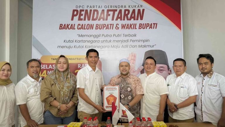 Ketua Komisi IV DPRD Kalimantan Timur (Kaltim) juga anggota Fraksi Partai Gerindra Akhmed Reza Fachlevi telah resmi menyerahkan dokumen pencalonannya sebagai Wakil Bupati Kutai Kartanegara (Kukar).