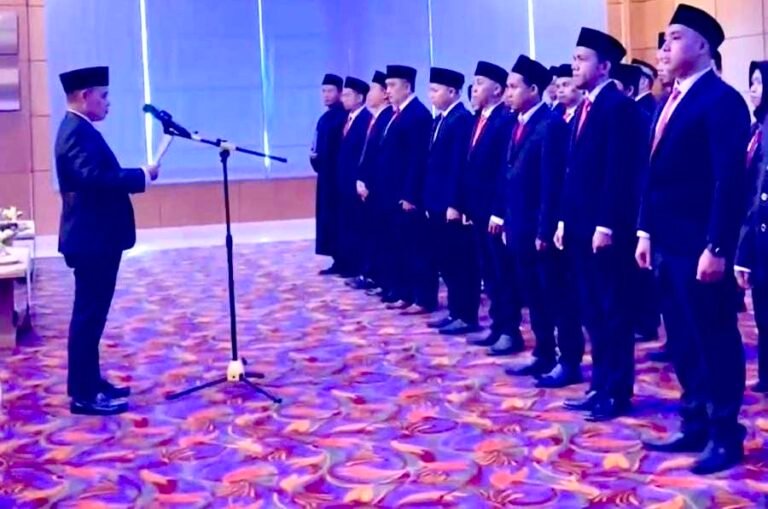 Persiapan menuju Pemilihan Kepala Daerah (Pilkada) Serentak 2024, Badan Pengawas Pemilihan Umum (Bawaslu) Kota Samarinda resmi melantik sejumlah panitia pengawas kecamatan (Panwascam), di Hotel Puri Senyiur Samarinda, Kalimantan Timur, Sabtu (25/5/2024).