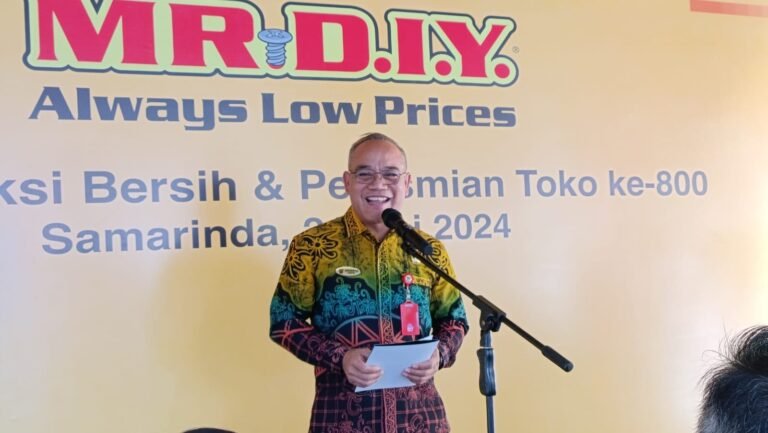 Kepala Dinas Penanaman Modal dan Pelayanan Terpadu Satu Pintu (DPMPTSP) Kota Samarinda, Jusmaramdhana Alus mewakili Wali Kota Samarinda Andi Harun meresmikan turut hadir dalam pembukaan toko ke-800 MR DIY di kawasan Jalan DI Panjaitan, Kecamatan Sungai Pinang Samarinda, Kalimantan Timur.