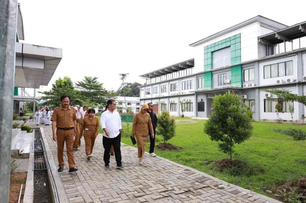 Penjabat (Pj) Gubernur Kalimantan Timur (Kaltim) Akmal Malik menegaskan SMAN 10 Samarinda adalah lembaga pendidikan, bukan lembaga profit.