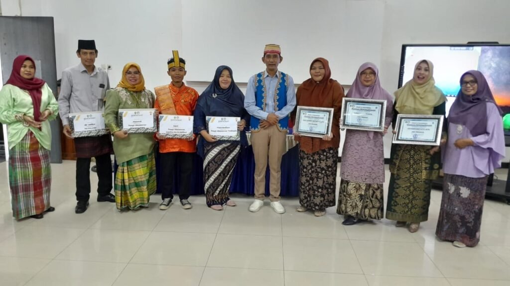 Memperingati Hari Pendidikan Nasional (Hardiknas) 2024, SMA Negeri 16 Samarinda, Kalimantan Timur (Kaltim) memberikan penghargaan kepada para tenaga pendidik yang berdedikasi tinggi bagi sekolah.