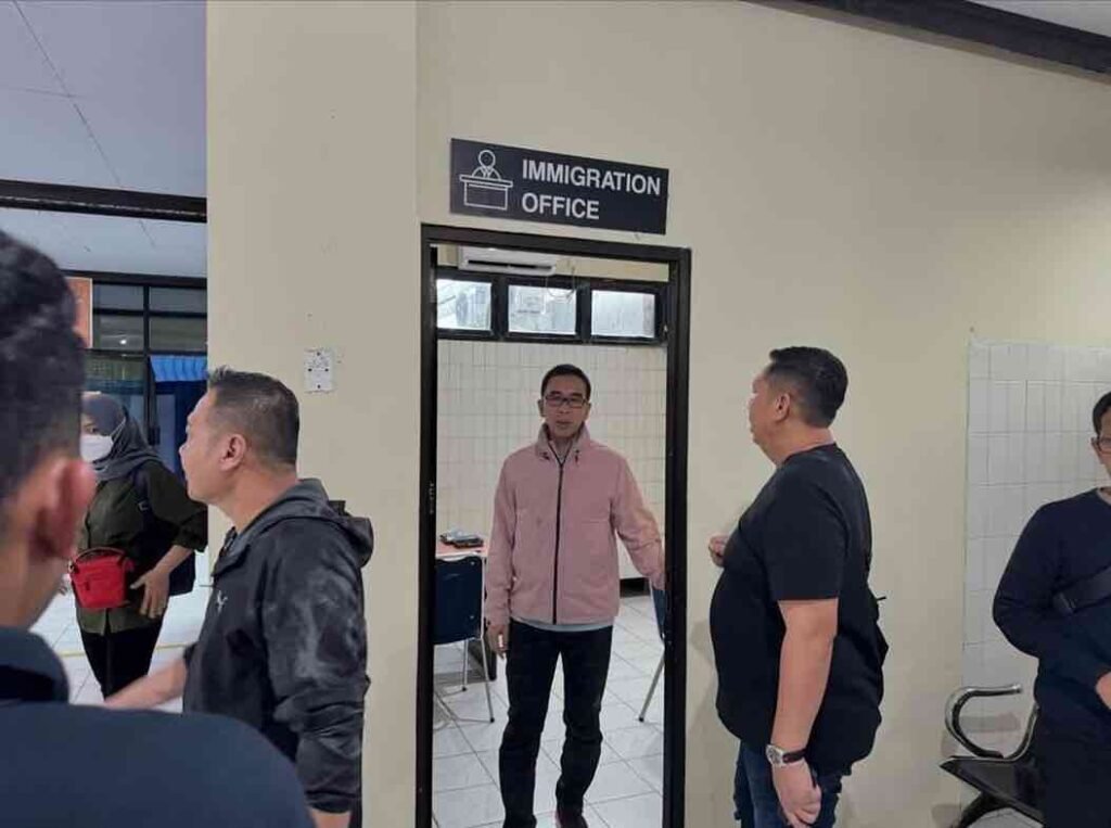 Menindaklanjuti arahan Dirjen Imigrasi, Kepala Kanwil Kemenkumham Kalimantan Timur Gun Gun Gunawan bersama Kepala Divisi Keimigrasian Said Noviansyah meninjau Tempat Pemeriksaan Imigrasi (TPI) Pelabuhan Internasional Malundung, Kota Tarakan, Jumat (17/5/2024).