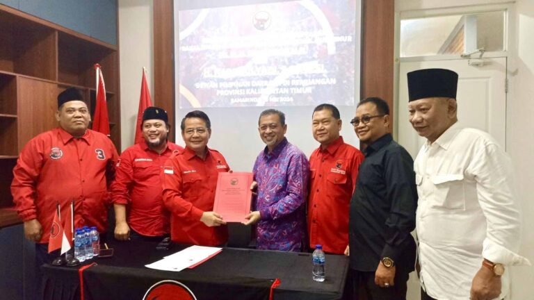 Pasangan bakal calon Gubernur dan Wakil Gubernur Kalimantan Timur (Kaltim) Isran Noor-Hadi Mulyadi mengembalikan formulir pendaftaran Pemilihan Gubernur (Pilgub) ke Dewan Pimpinan Daerah (PDP) Partai Demokrasi Indonesia Perjuangan (PDIP) Kaltim, Rabu (15/5/2024).