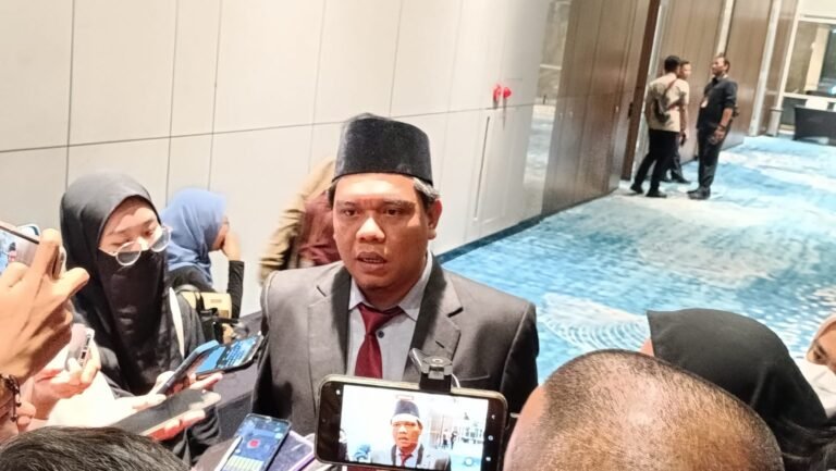 KPU Samarinda Pacu Kinerja PPS Sebelum Pelaksanaan Pilkada 2024
Telah dibaca : 781 Kali.
Ketua Komisi Pemilihan Umum (KPU) Kota Samarinda Kalimantan Timur (Kaltim) Firman Hidayat menegaskan bahwa setelah pelantikan 177 panitia pemungutan suara (PPS) se-Samarinda tidak ada waktu untuk berdiam diri.