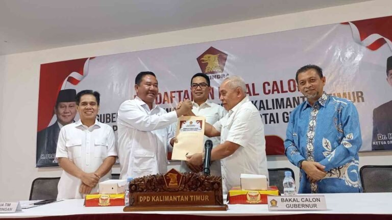 Isran Noor dan Hadi Mulyadi secara resmi serahkan berkas formulir pendaftaran bakal calon Gubernur dan Wakil Gubernur Provinsi Kalimantan Timur 2024-2029 ke Dewan Pimpinan Daerah (DPD) Partai Gerindra Kaltim, Selasa (21/5/2024).