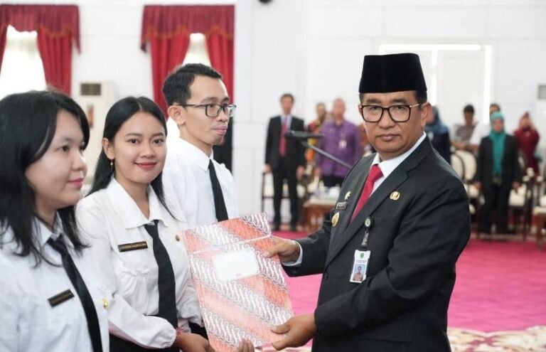 Jangan Haknya Saja Dilaminating, Ingat Sumpah dan Janji Sebagai Kewajiban
Telah dibaca : 843 Kali.
Penjabat (Pj) Gubernur Kalimantan Timur (Kaltim) Akmal Malik berpesan kepada Pegawai Pemerintah dengan Perjanjian Kerja (P3K) dan Pejabat Manajerial di lingkungan Pemprov Kaltim yang baru dilantik untuk tidak pernah lupa serta memaknai sumpah dan janjinya sebagai kewajiban.