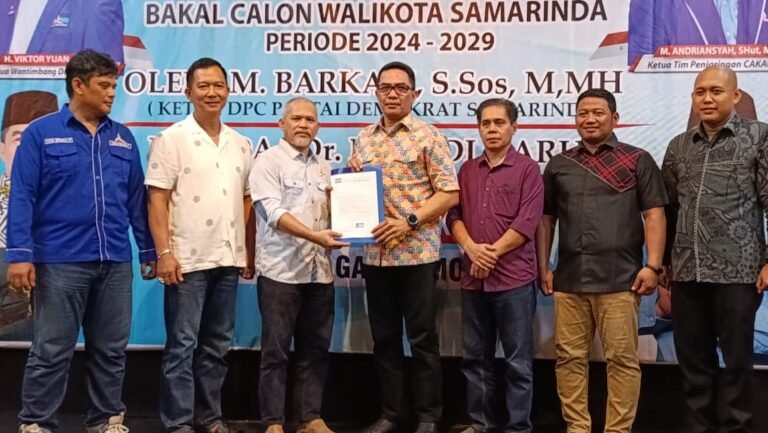Wali Kota Samarinda Andi Harun resmi menerima surat tugas sebagai bakal calon Wali Kota Samarinda dari Dewan Pimpinan Cabang (DPC) Partai Demokrat Kota Samarinda, Kamis (30/5/2024) malam.