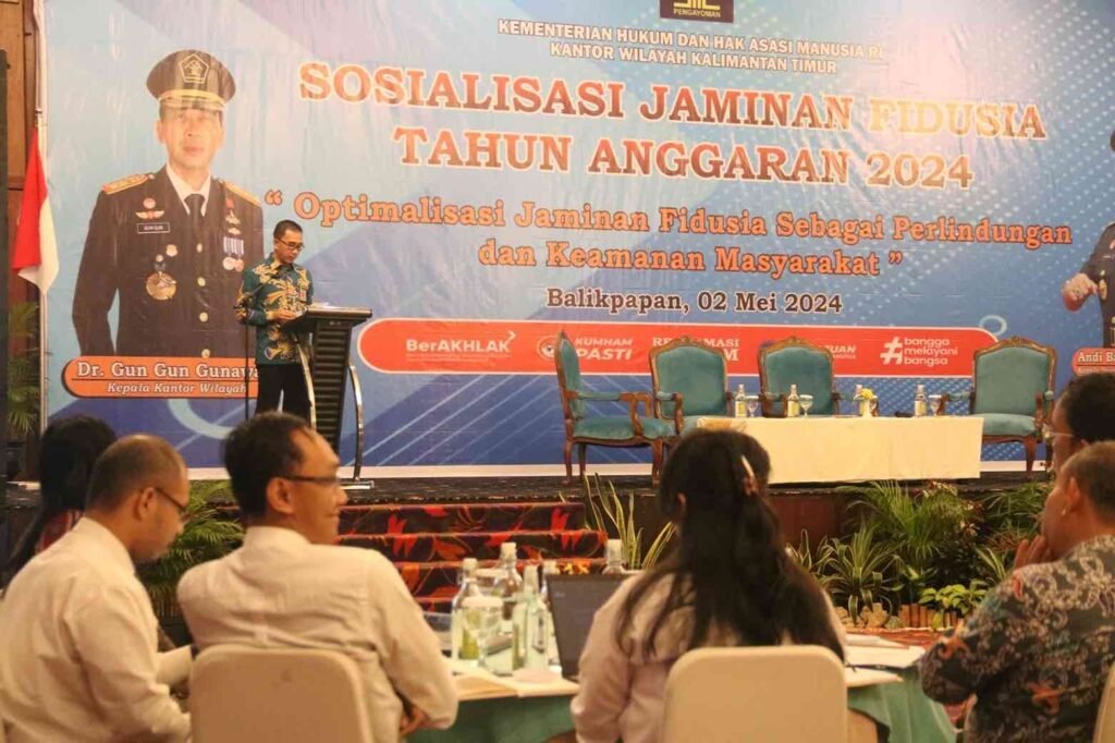 Sosialisasi Jaminan Fidusia Tingkatkan Perlindungan dan Keamanan Masyarakat Kepala Kantor Wilayah Kemenkumham Kaltim Gun Gun Gunawan membuka kegiatan Sosialisasi Jaminan Fidusia Tahun 2024 Di Hotel Grand Senyiur Balikpapan, Kamis (2/5/2024).