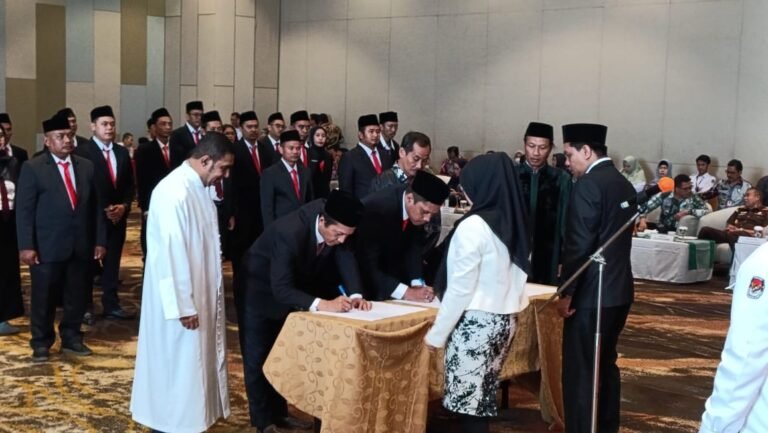 Komisi Pemilihan Umum (KPU) Kota Samarinda melantik dan mengambil sumpah/janji serta menandatangani Pakta Integritas untuk 50 anggota Panitia Pemilihan Kecamatan (PPK) se-Kota Samarinda Kalimantan Timur (Kaltim).