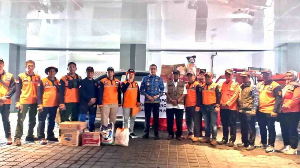 Pemerintah Kota Samarinda menyerahkan bantuan untuk masyarakat terdampak musibah banjir di Kabupaten Mahakam Ulu, Kalimantan Timur (Kaltim).