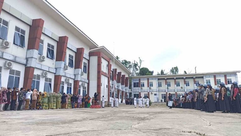 Peringati Hari Pendidikan Nasional (Hardiknas) 2024, SMAN 16 Samarinda gelar Upacara Bendera Merah Putih di Halaman sekolah, Kamis, (2/5/2024).