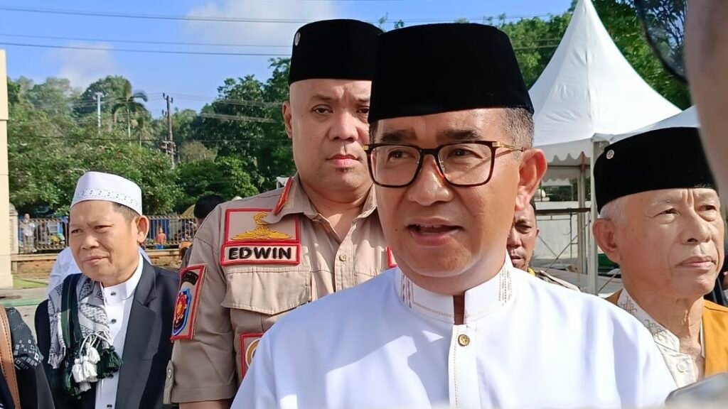 Dalam rangka perayaan Iduladha 1445 Hijriah, Penjabat (Pj) Gubernur Kalimantan Timur (Kaltim) Akmal Malik mewakili Presiden Republik Indonesia Joko Widodo dan Pemerintah Provinsi (Pemprov) Kaltim, menyerahkan bantuan sapi kurban di Masjid Baitul Muttaqien Islamic Center Samarinda, Senin (17/6/2024).