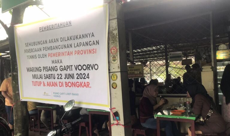 Setelah 27 tahun beroperasi sejak 1997 Warkop pisang gapit (Pisgap) yang terkenal dengan pisang gapitnya akan ditutup dan dibongkar pada tanggal 27 Juni mendatang.