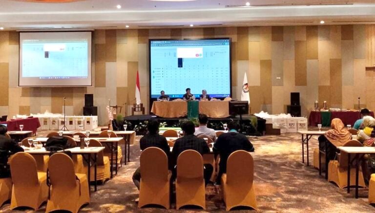 Komisi Pemilihan Umum (KPU) Kota Samarinda menggelar rapat pleno terbuka untuk rekapitulasi hasil Perhitungan Ulang Surat Suara (PUSS) di Hotel Harris, Sabtu (29/6/2024).