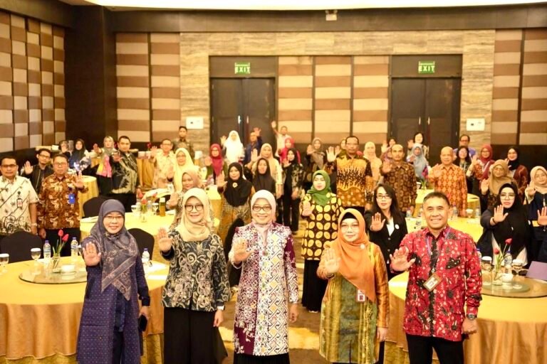 Sekretaris Daerah (Sekda) Kalimantan Timur (Kaltim) Sri Wahyuni mengajak masyarakat dan semua elemen keluarga untuk melakukan perlindungan terhadap anak-anak di tengah kemajuan teknologi informasi serta dunia digital dengan cara memberikan literasi digital yang baik.